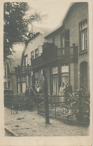 verloving Johanna Voorhaar en Roelof Pieter Timmerman (rechts op foto voor het huis aan de Hamerstraat in Bussum)