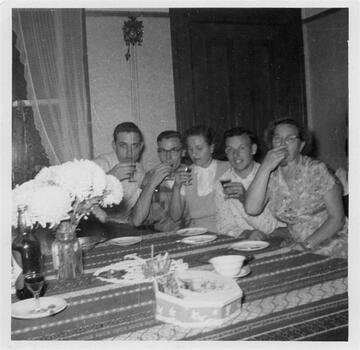 1956 Simcoe Canada; verloving Ria en John ; vlnr Jurrie Gerritsen, Nico Peetsma, Ria Gerritsen, John van Staalduinen en Hilligje Hobers