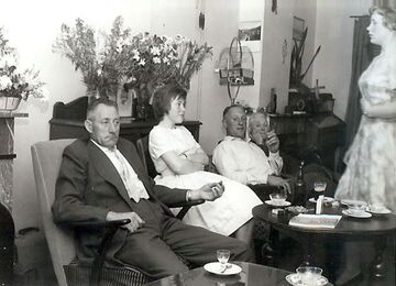 vlnr Catrinus Hobers,Janneke en Jacob Moret, Gerrit Weeda en Jobje Moret; Verloving Jurrie en Jobje 21 februari 1958, Kerkedijk 14 R'dam